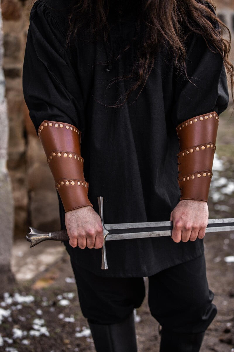 Bracelet médiéval en cuir avec rivets – Arn