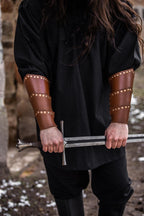 Bracelet médiéval en cuir avec rivets – Arn