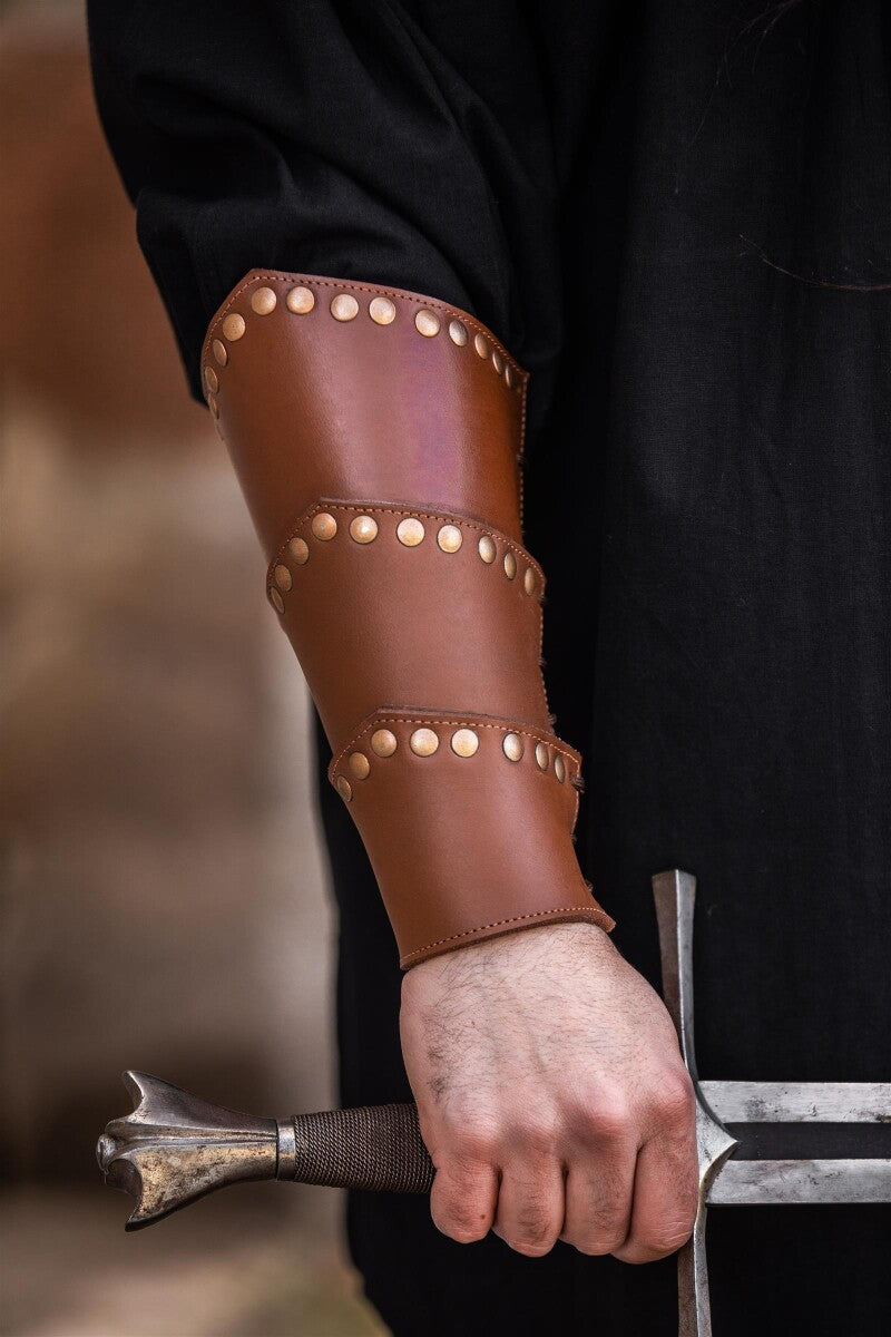 Bracelet médiéval en cuir avec rivets – Arn