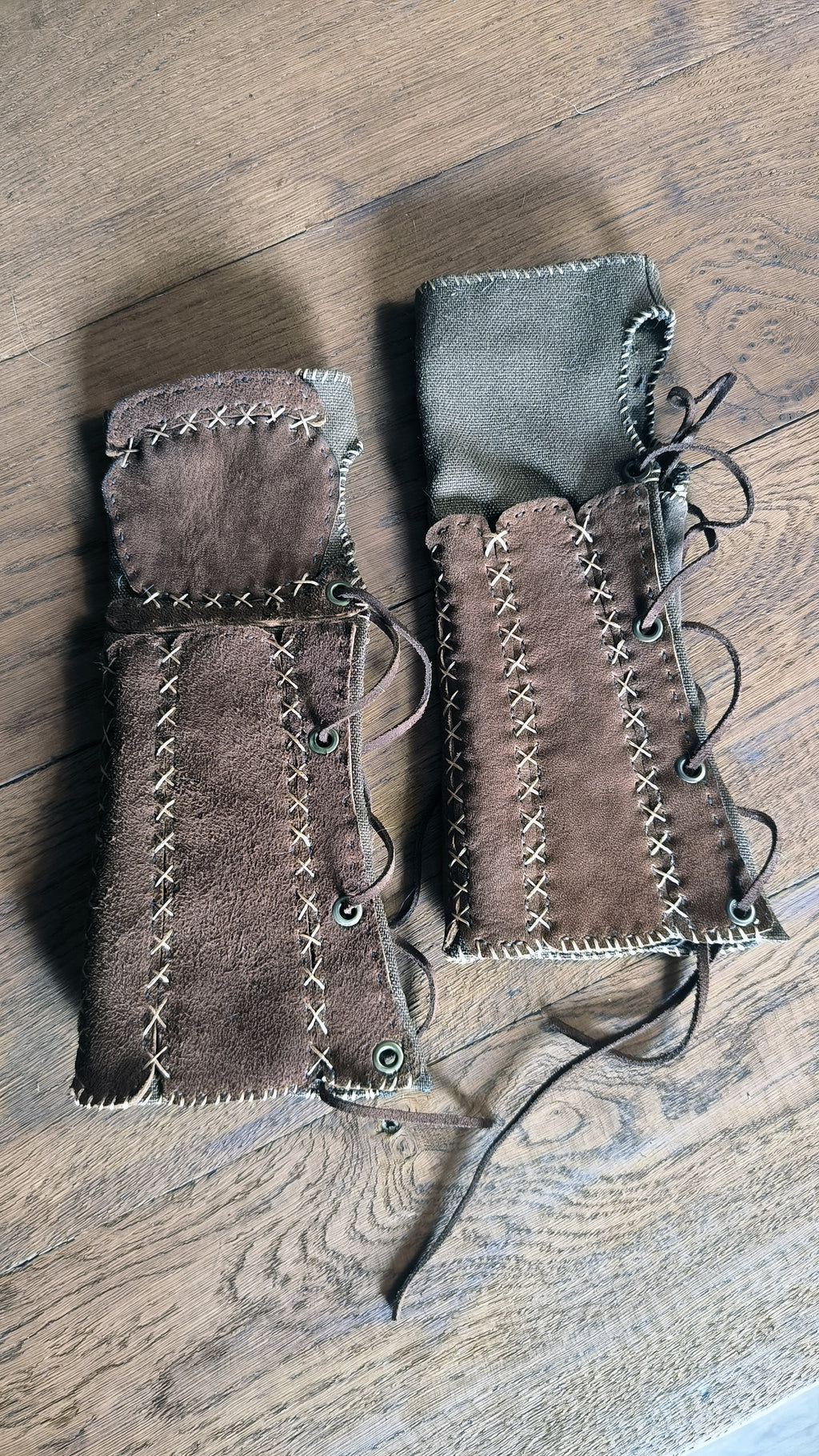 Mitaines médiévales en cuir – Terres Sauvages