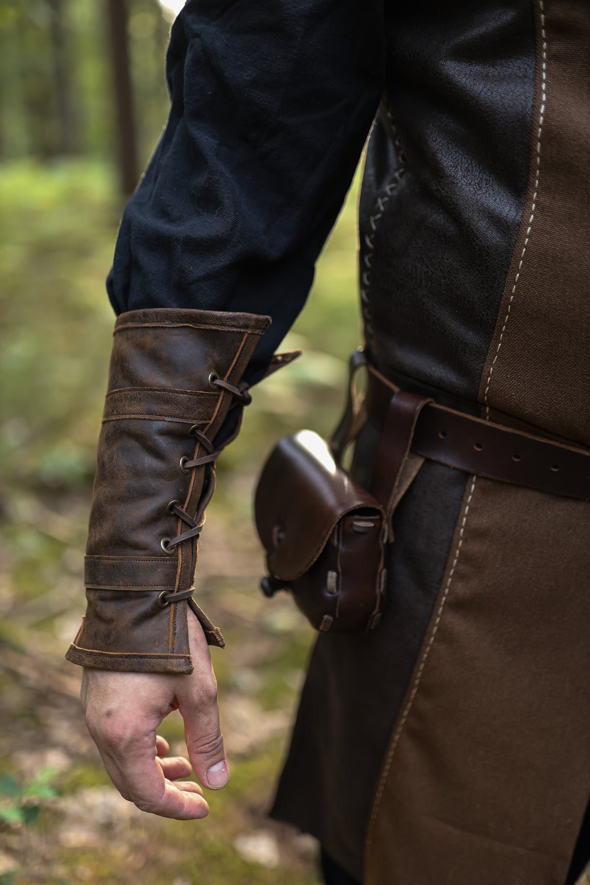 Brassards médiévaux en cuir – Le Vagabond