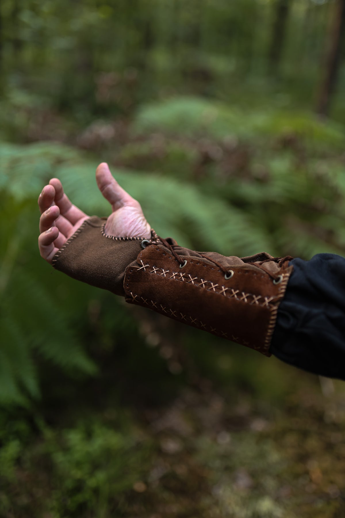 Mitaines médiévales en cuir – Terres Sauvages