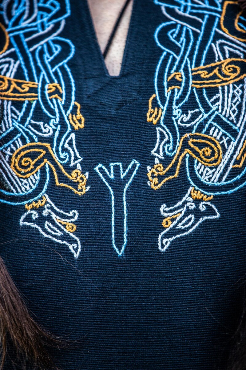Tunique viking brodée à la main – Snorri